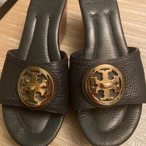 Tory Burch Selma logo wedge slides navy pebble leather gold turn logo 8M